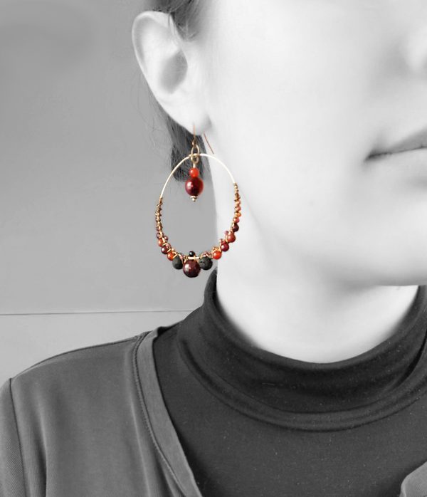 Boucles d'oreilles Wire wrapping / Wire wrapped earrings - Boucles d'oreilles « Portail chaleureux » en pierres fines (cornaline, grenat, lave...) portées par une femme
