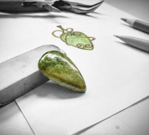 Croquis pour un pendentif wire wrapping sur mesure avec cabochon vesuvianite