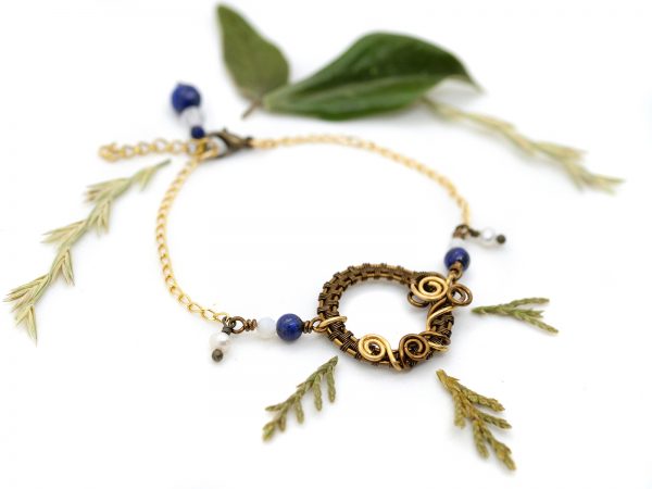Bracelet Wire wrapping et chaînette dorée - Bijoux de Créateur, Artisanat - Bracelet « Eclipse lunaire » avec perles de lapis lazuli