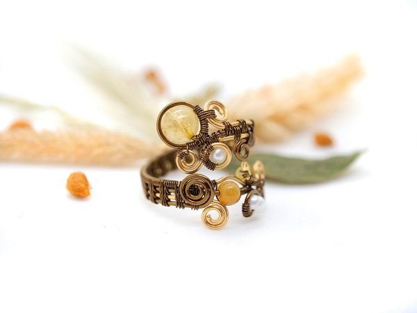Bague unique en Wire wrapping - Bijoux de créateur unique en Wire Wrapping - Bague « Regard d'Hélios » avec perles de Qurtz, zircon et perles de culture