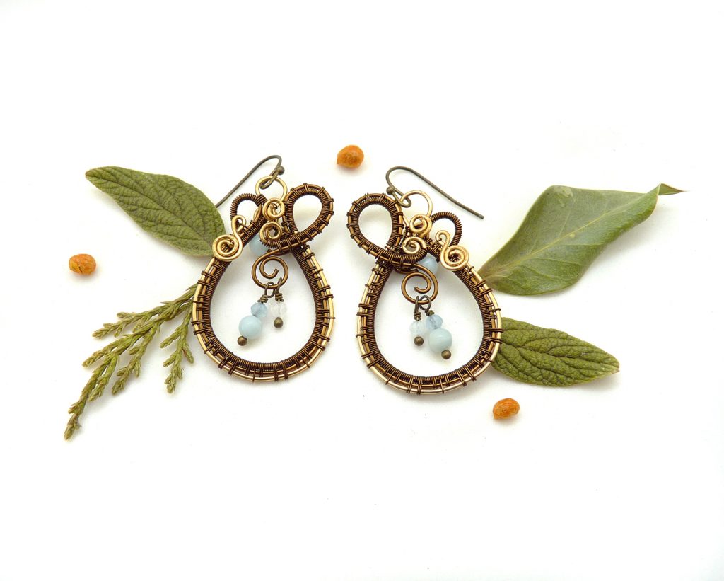 Boucles d'oreilles Wire wrapping unique - Bijoux de Créateur, Artisanat français - Boucles "cycles des landes gelées" en tressages et perles d'amazonite et aigue-marine