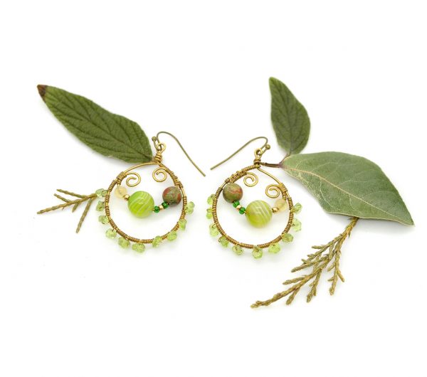Boucles d'oreilles Wire wrapping unique - Bijoux de Créateur, Artisanat français - Boucles "renouveau printanier", décorée de perles d'agate et de péridot