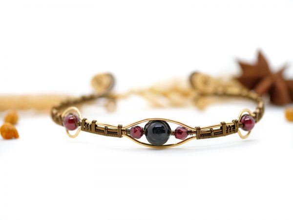Bracelet Wire wrapping - Bijoux de Créateur, Artisanat français - Bracelet « Secret du Brasier » avec perles grenat rouge