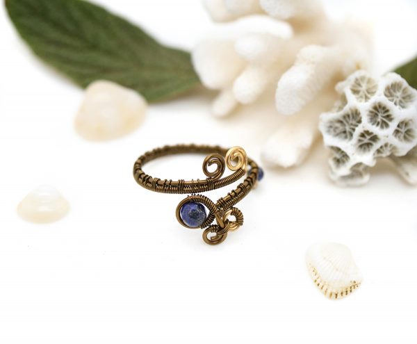 Bague unique en Wire wrapping - Bijoux de créateur unique en Wire Wrapping - Bague artisanale « Repos de Velana » avec perles de lapis lazuli