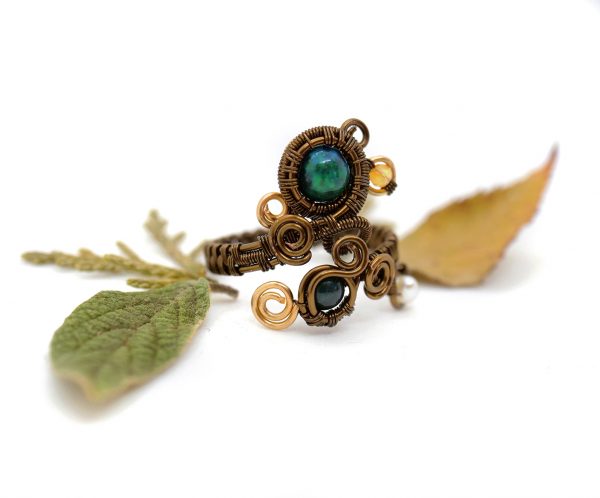 Bague unique en Wire wrapping - Bijoux de créateur unique en Wire Wrapping - Bague artisanale « Timide bourgeon » avec perles de chrysocolle, perle d'eau douce et cornaline