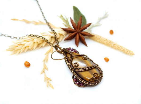 Collier Wire wrapping unique - Bijoux de Créateur, Artisanat - Pendentif artisanal "Goutte d'Ambroisie". Cabochon oeil de tigre et grenat
