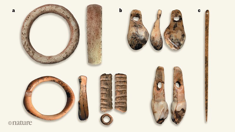 Bijoux préhistorique - Anneaux et pendentifs en os et ivoire de Mammouth