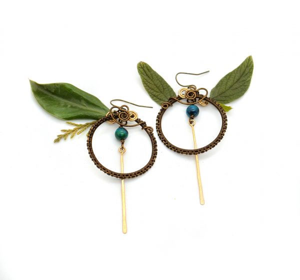 Boucles d'oreilles Wire wrapping unique - Bijoux de Créateur, Artisanat français - Boucles "Aiguille de Chronos" en tressages et perles de chrysocolle