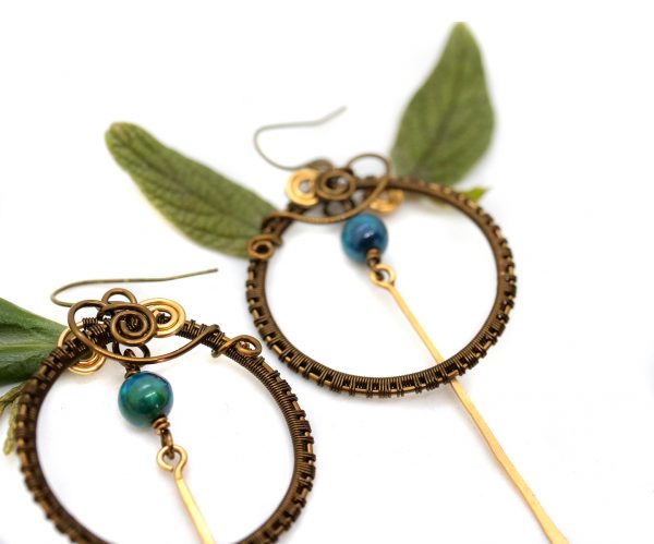 Boucles d'oreilles Wire wrapping unique - Bijoux de Créateur, Artisanat français - Boucles "Aiguille de Chronos" en tressages et perles de chrysocolle