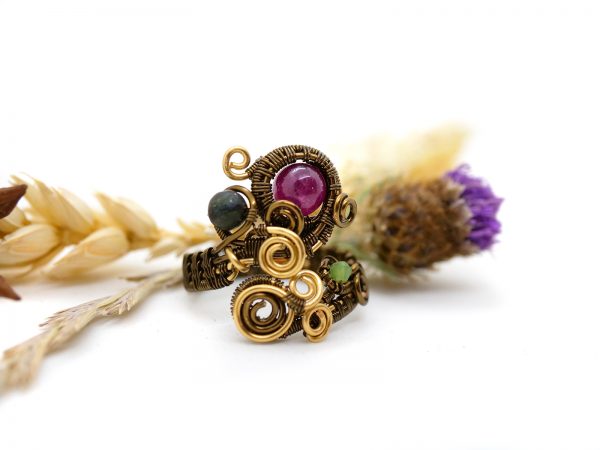 Bague unique en Wire wrapping - Bijoux de créateur unique en Wire Wrapping - Bague artisanale « Litanie du silence » avec perles rubis zoïsite, serpentine et jaspe