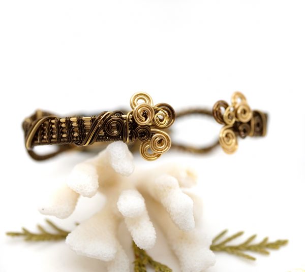 Bracelet artisanal en Wire wrapping ( ou Wire weaving) - Bijou de Créateur, Artisanat français - Bracelet unique « Courroux de Cymopolée » en labradorite - VUE ARRIERE