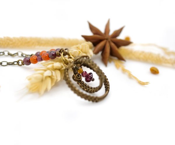 Collier Wire wrapping unique - Bijoux de Créateur en pierre gemme, Artisanat - Pendentif artisanal "Entrez dans la Ronde - Ronde de l'été" en pierres gemmes rouges