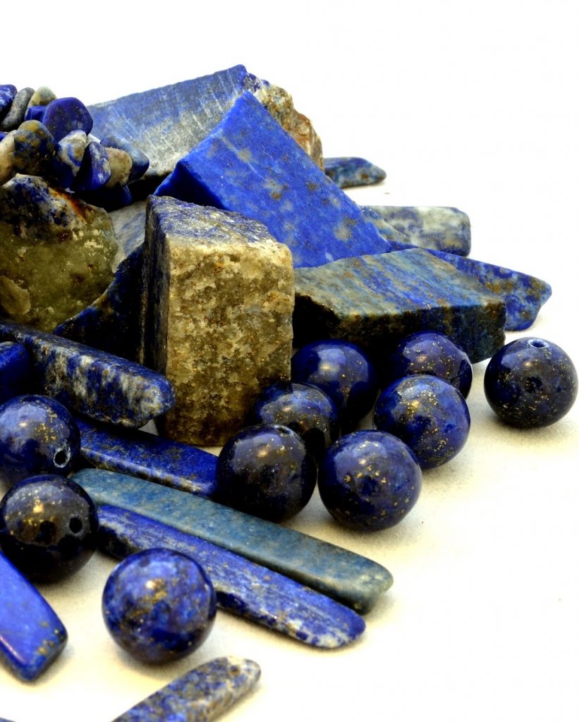 Pierres précieuses & semi-précieuse : lapis lazuli sous différentes formes (brut, tiges, perles...)