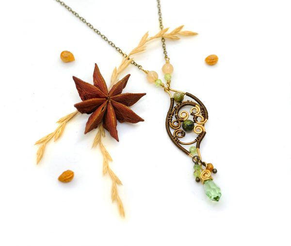 Collier en Wire wrapping unique - Bijoux de Créateur & Artisanat - Pendentif " La Feuille". Décoré de perles en pierres gemmes aux couleurs du printemps.