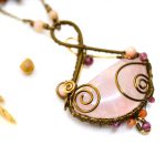 Collier en Wire wrapping unique - Bijoux de Créateur & Artisanat - Pendentif "Panier de Douceurs" en quartz rose et perles en pierres semi-précieuses. Vue avant.
