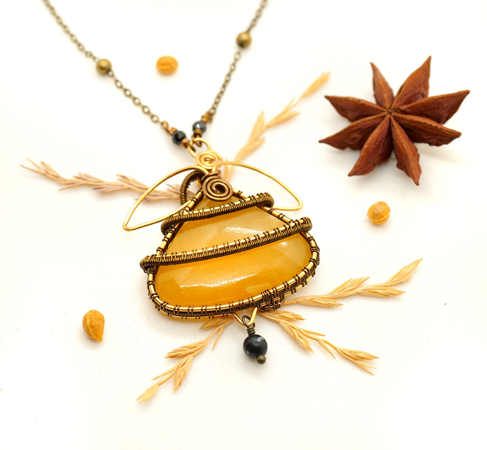 Collier "Apis mellifera" - Collection "Petits Protecteurs de nos Jardins" - Bijoux en Wire wrapping et pierres gemmes - artisanat made in France - MYSTYOS : Artisan d'art