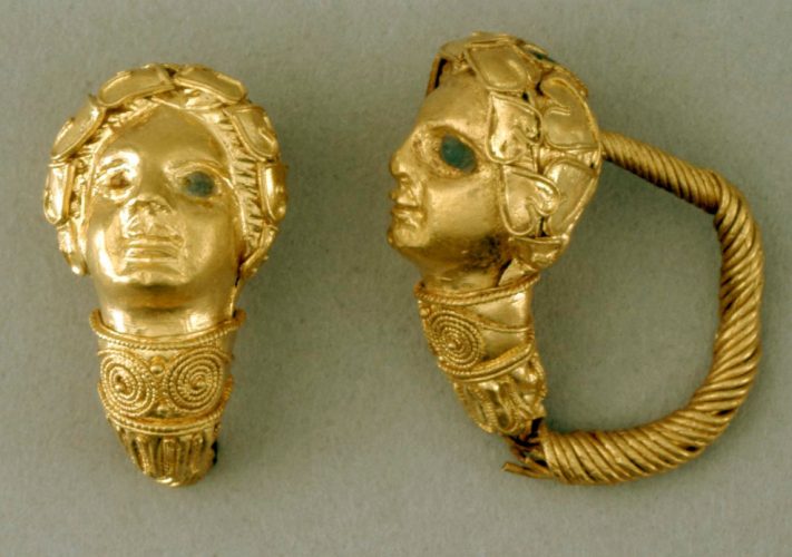Boucles en or, décorées de têtes de femme portant une couronne de lierre. Les yeux étaient auparavant incrustés d’émail bleu (300-200 av JC - Retrouvé en Crète, Grèce) | Source : British Museum