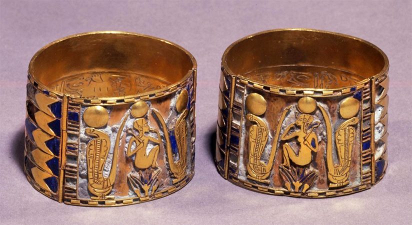 Bijoux de l’Égypte antique - Bracelets en or représentant un enfant dieu