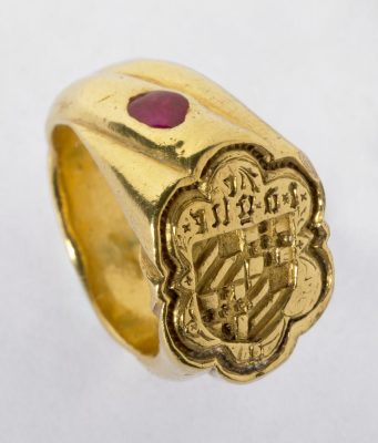 Bijou médiéval - bague chevalière avec armoiries