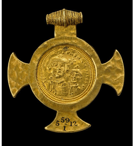 Bijoux médiéval - pendentif en forme de croix incrusté d'une pièce d'or