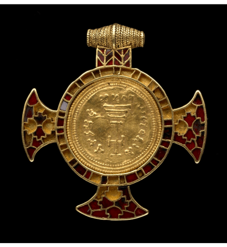 Bijoux médiéval - pendentif en forme de croix incrusté d'une pièce d'or