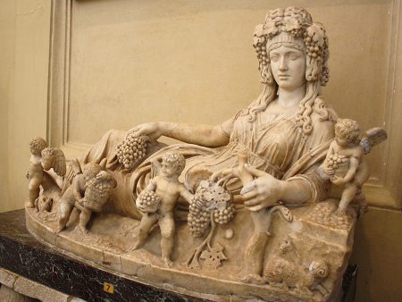Figure en marbre romain représentant la personnification de l'automne (Ier siècle ap. J.-C.) bien que la tête ait été remplacée plus tard. (Musées du Vatican, Rome)